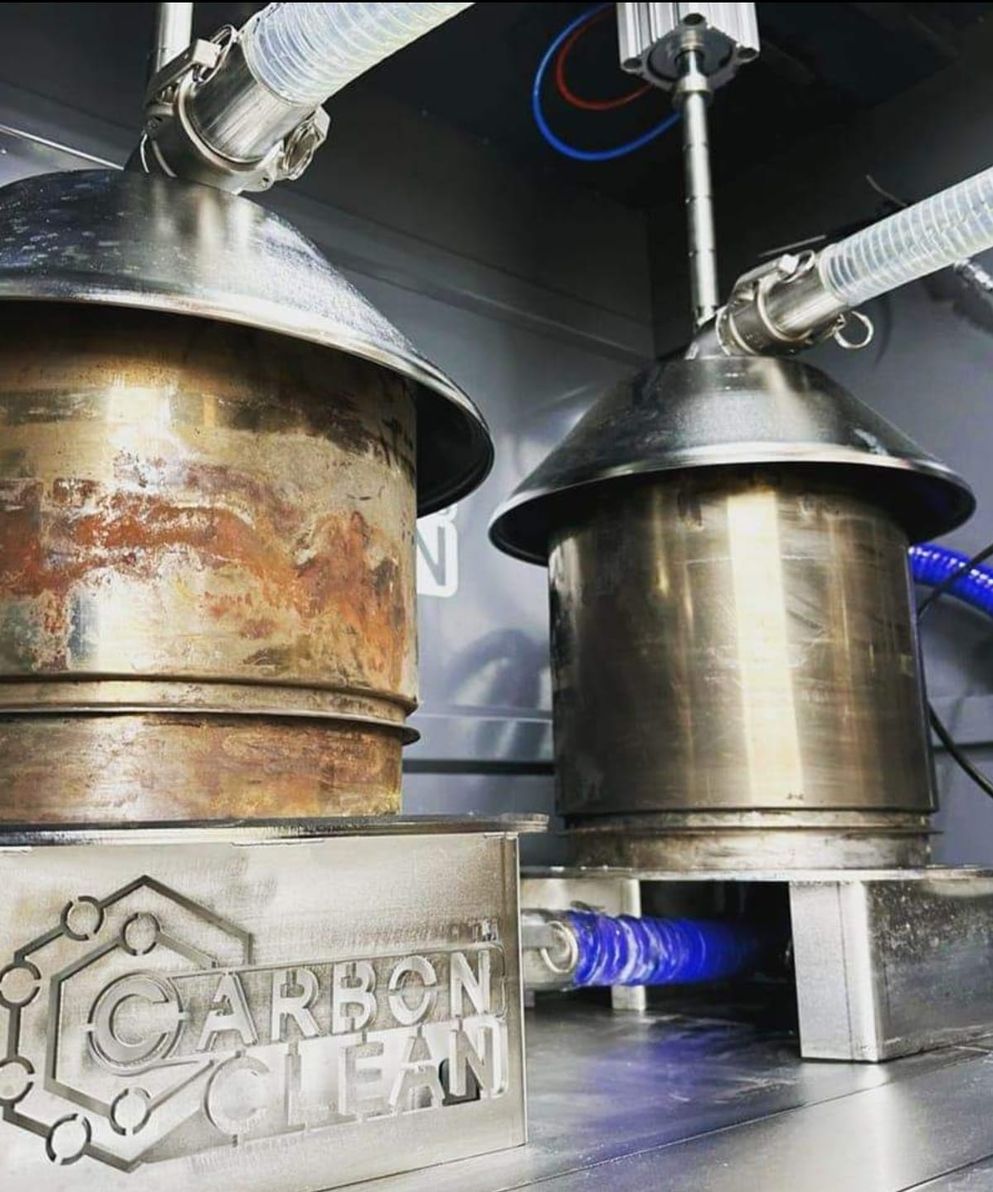 Two diesel particulate filters connected for cleaning